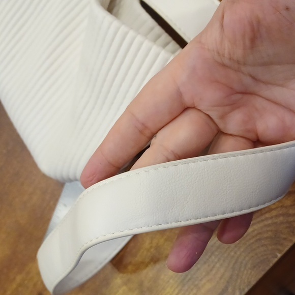 Super Soft pleated white leather Shoulder bag w/ Snap Closure +zipper pocket - Picture 6 of 8